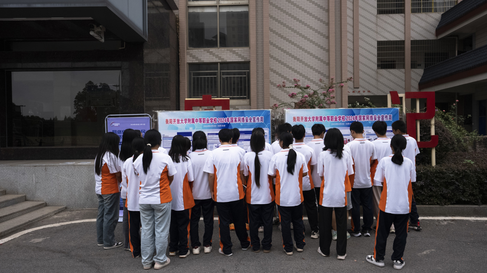 高一学生认真观看宣传手册2-衡阳开放大学