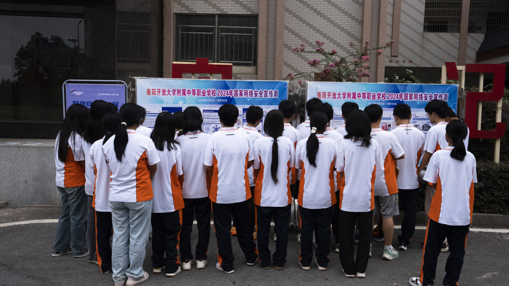 高一学生认真观看宣传手册-衡阳开放大学