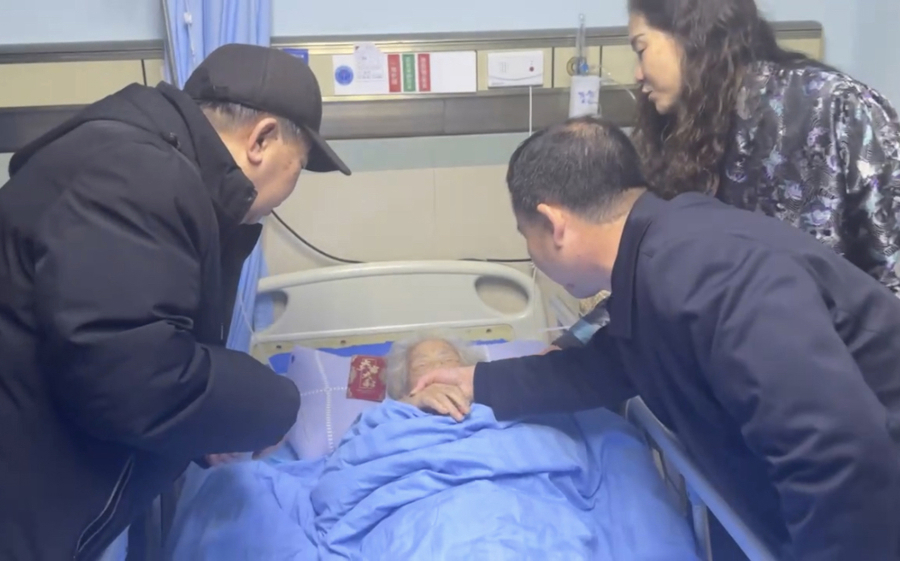 我校领导看望慰问生病离休老干部